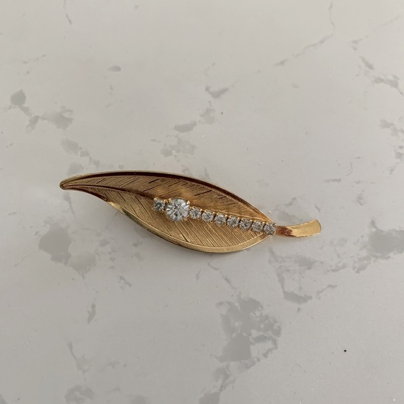 Vintage leaf brooch with rhinestone - Picture 1 of 3